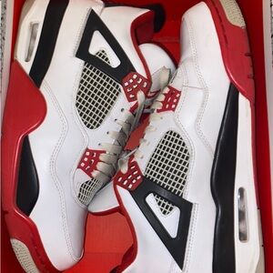 Fire Red Jordan 4 US11 men’s